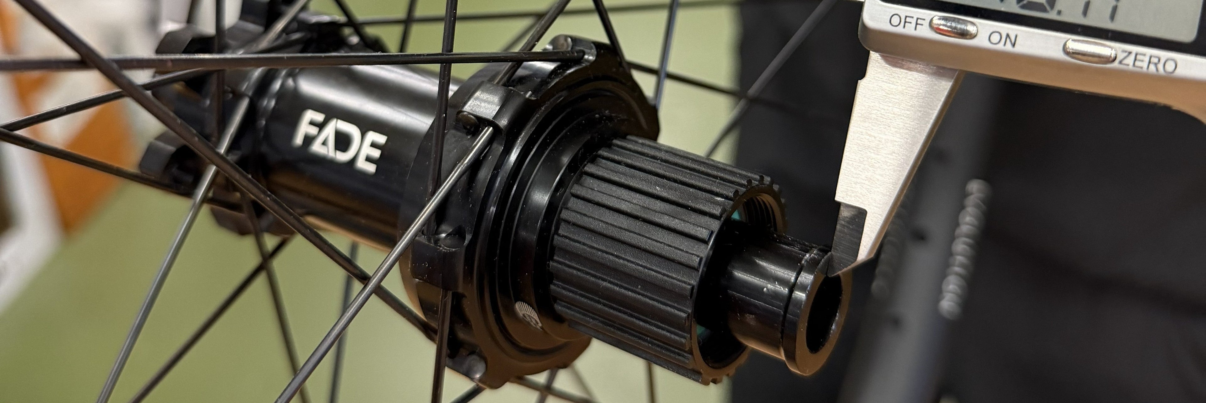 Präzisionsmessung an hochwertiger Fahrradnabe für MTB- und Rennrad-Laufräder – Performance Bike Hub mit moderner Fahrradtechnik