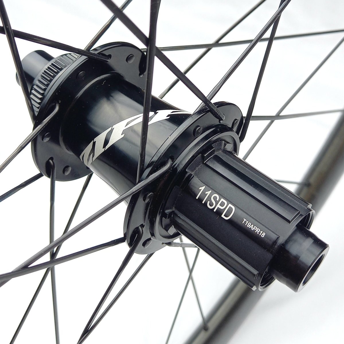 ZIPP Hinterrad Carbon 302 Disc Clincher - RAAAD.de